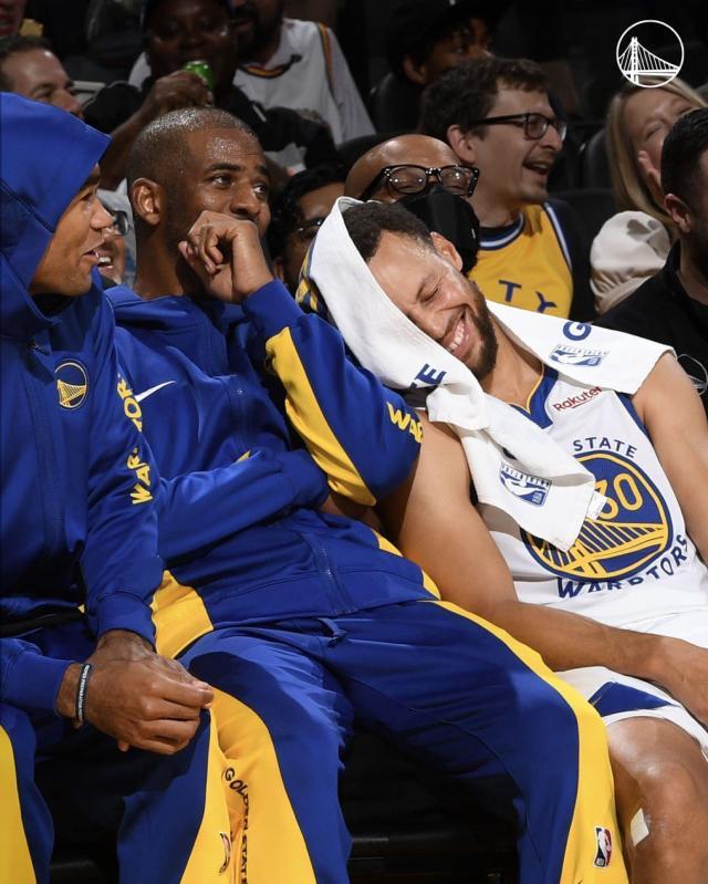 九游娱乐赛事直播-保库连线上演！保罗轻松融入勇士：库里靠他肩膀笑