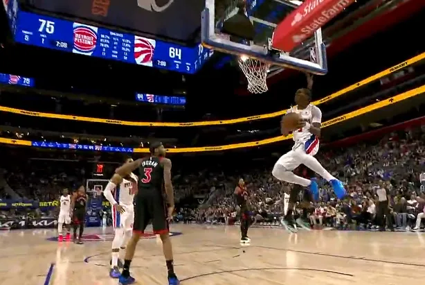 九游网页版-奥萨尔飞身大拉杆上反篮打进，活塞下半场领先猛龙13分